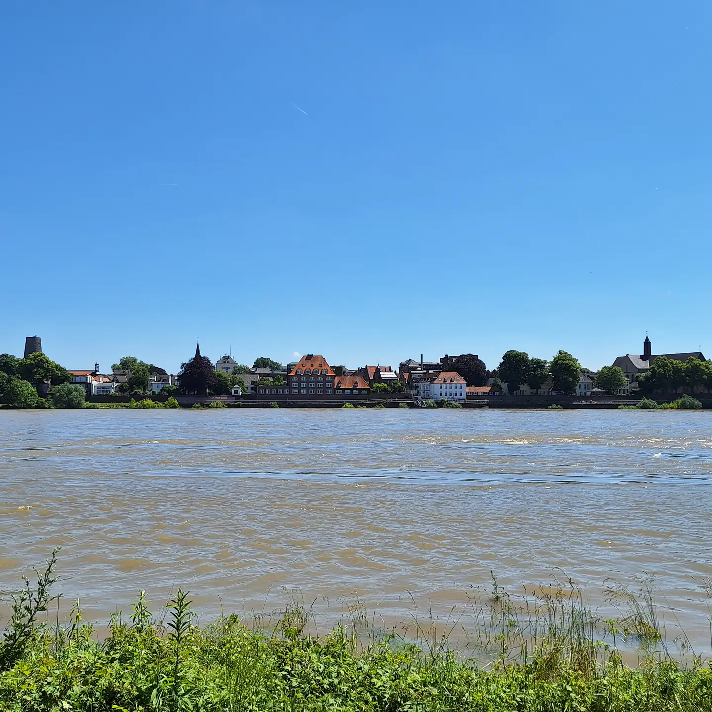 Foto vom Rhein, höhe D-Dorf-Meerbusch, Blick auf Kaiserswerth bei schönstem Wetter