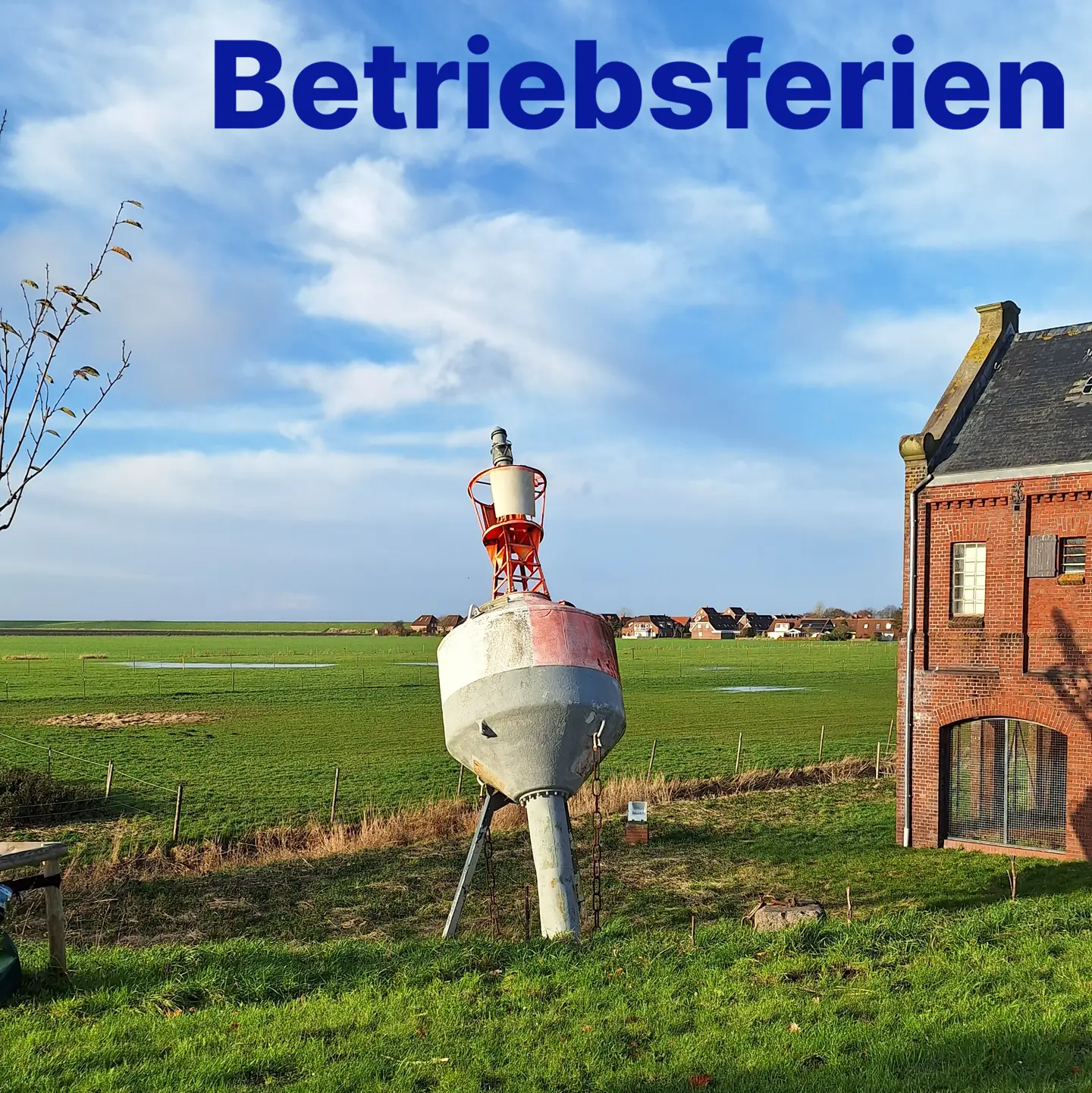 Betriebsferien September 2025 Sonniger Anblick vom Alpsee auf die Berglandschaft, Gipfel mit Schnee bedeckt