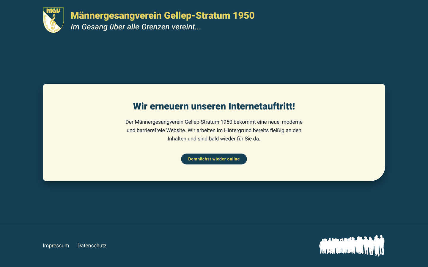 Neukunden-Baustellenseite, blauer Hintergrund, Header mit Logo, Namen und Slogan des MGV GS, darunter der Contentbereich in Cremefarben mit dunkler Schrift und Hinweis auf den Umbau, am Fußende die Rechtsseiten verlinkt und die Silhouette des Männergesangverein.